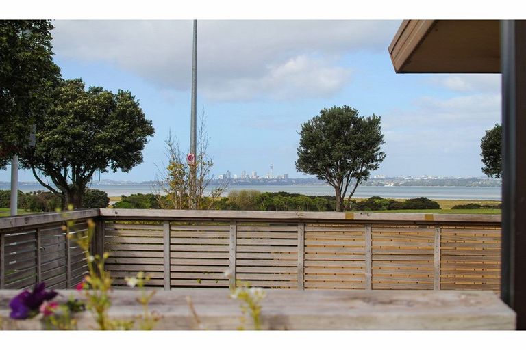 Photo of property in 1/470 Te Atatu Road, Te Atatu Peninsula, Auckland, 0610