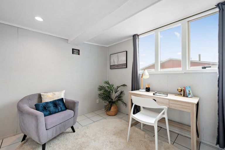 Photo of property in 7 Chetwode Grove, Newlands, Wellington, 6037