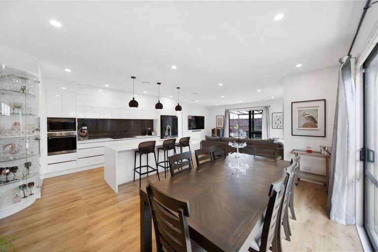 Photo of property in 14 Fjord Way, Karaka, Papakura, 2113