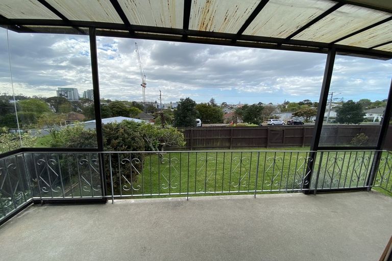 Photo of property in 2/9 Evans Road, Glen Eden, Auckland, 0602