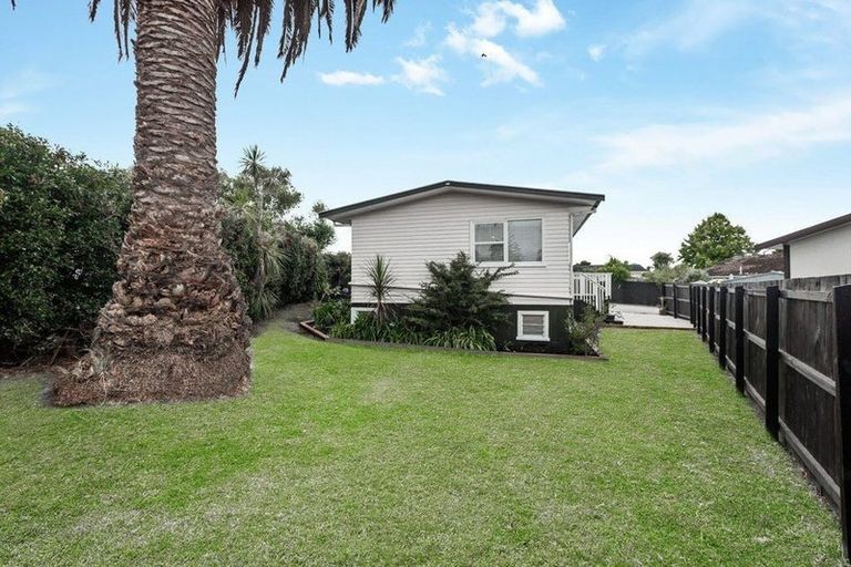 Photo of property in 1/49 Fairclough Road, Beach Haven, Auckland, 0626