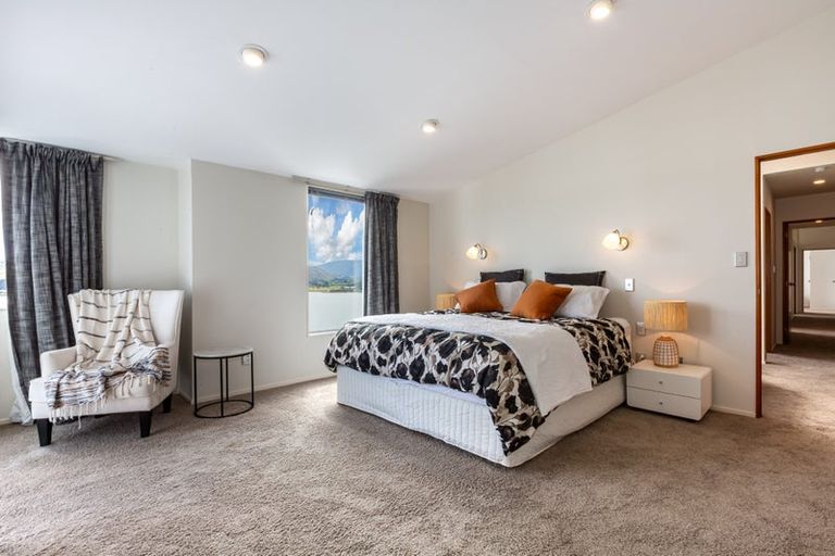 Photo of property in 28 Molyneux Close, Whitby, Porirua, 5024