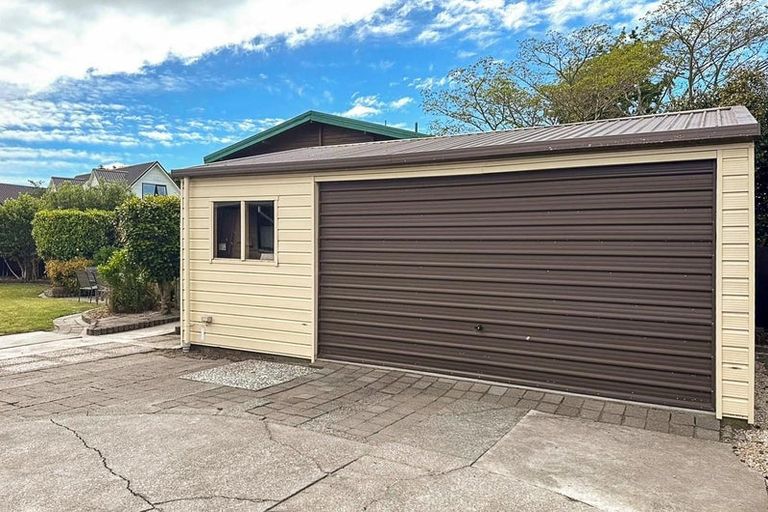 Photo of property in 15 Sonning Place, Redwood, Christchurch, 8051