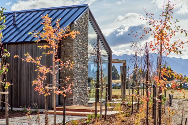 Photo of property in 16 Mccaw Mews, Wanaka, 9305