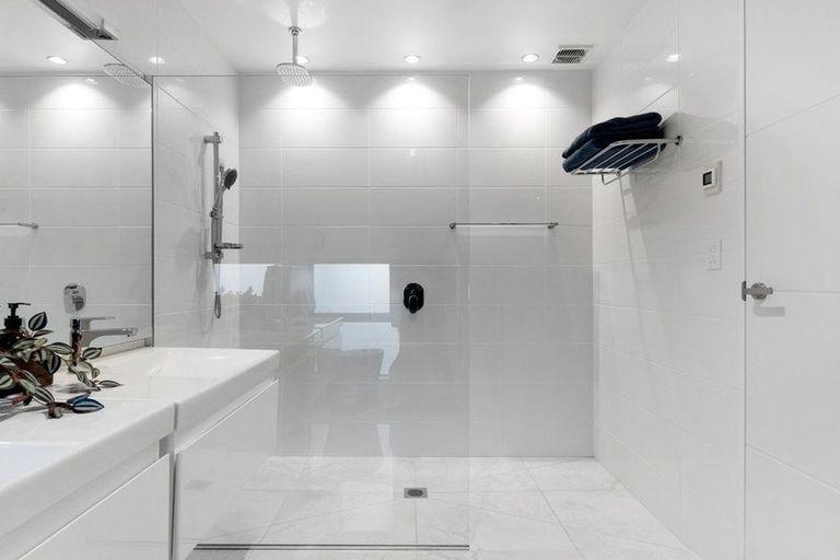 Photo of property in 10 Garreg Road, Fendalton, Christchurch, 8052