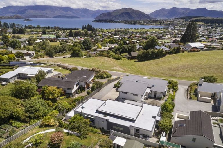 Photo of property in 15 Faulks Terrace, Wanaka, 9305