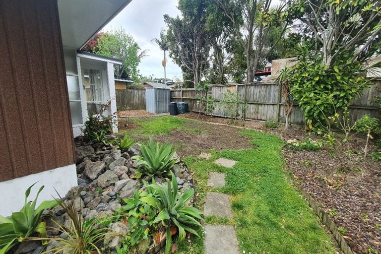 Photo of property in 24 Walton Street, Red Beach, 0932