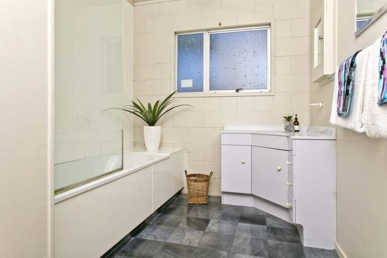 Photo of property in 2/1 Raeben Avenue, Hillcrest, Auckland, 0627