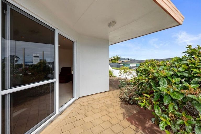 Photo of property in 1 Strandon Place, Strandon, New Plymouth, 4312