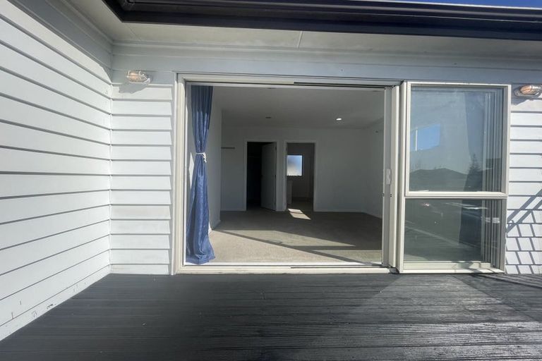 Photo of property in 7 Merlot Way, Te Atatu South, Auckland, 0610