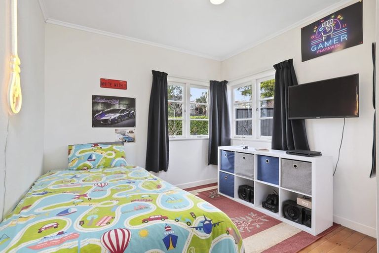 Photo of property in 86 Colwill Road, Massey, Auckland, 0614