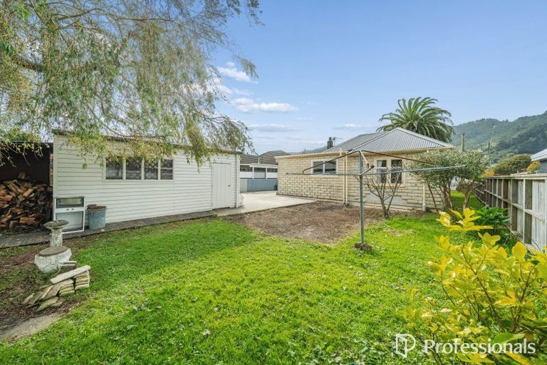 Photo of property in 33 Wellington Road, Wainuiomata, Lower Hutt, 5014