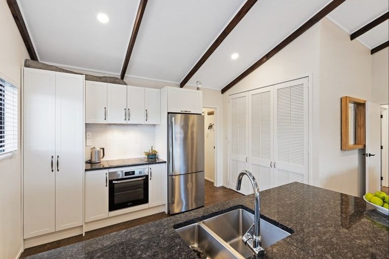 Photo of property in 5b Kauri Road, Stanmore Bay, Whangaparaoa, 0932