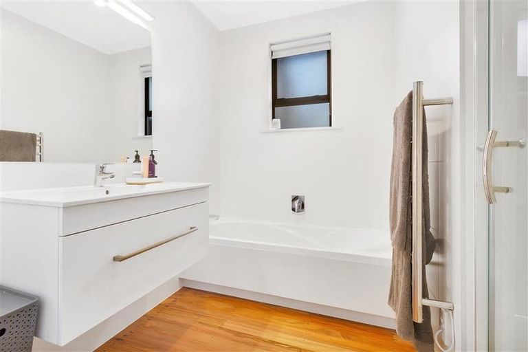 Photo of property in 9 Graham Avenue, Te Atatu Peninsula, Auckland, 0610