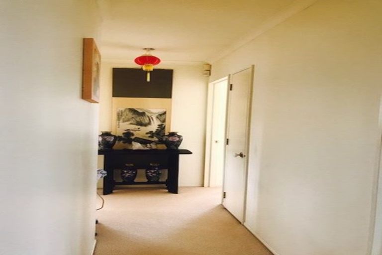 Photo of property in 15 Hillwell Drive, Henderson, Auckland, 0612