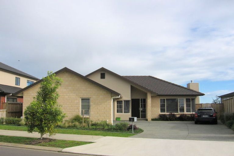 Photo of property in 3 Fernloche Place, Flat Bush, Auckland, 2016