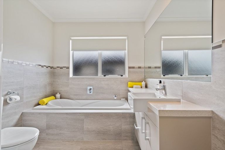 Photo of property in 32 Bayvista Drive, Karaka, Papakura, 2113