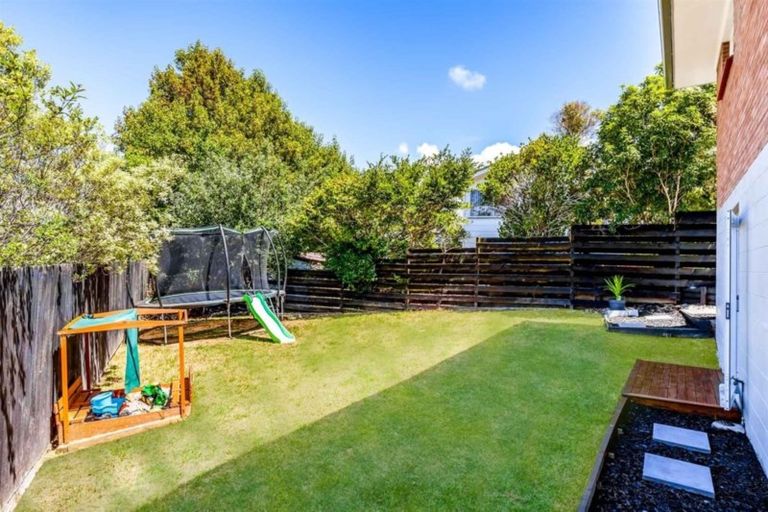 Photo of property in 1/2 Intrepid Place, Torbay, Auckland, 0630