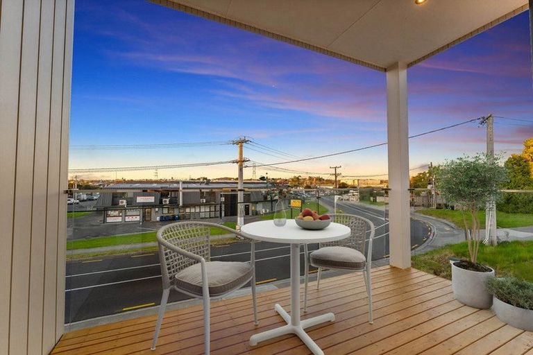 Photo of property in 1/16 Binsted Road, New Lynn, Auckland, 0600