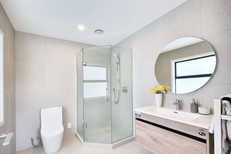 Photo of property in 952b East Coast Road, Northcross, Auckland, 0632