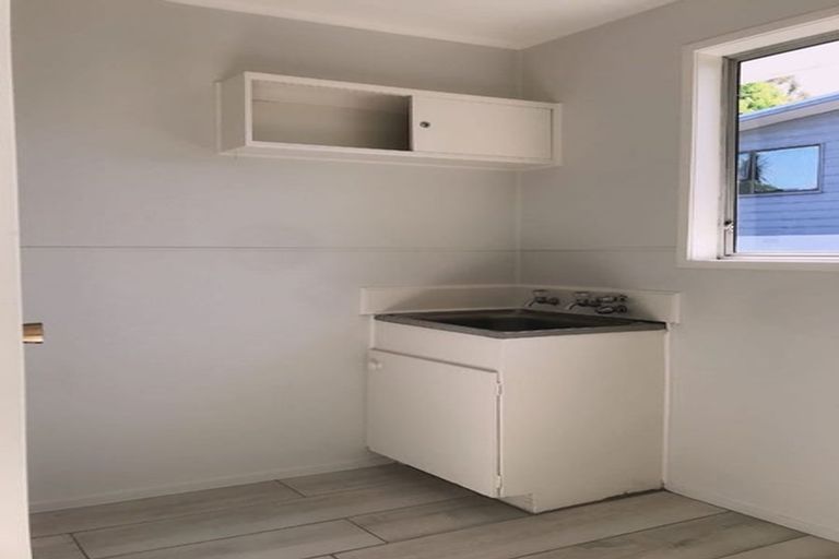 Photo of property in 8 Jenanne Place, Totara Vale, Auckland, 0629