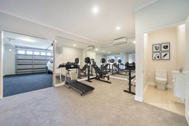 Photo of property in 29 Padnell Crescent, Paparangi, Wellington, 6037