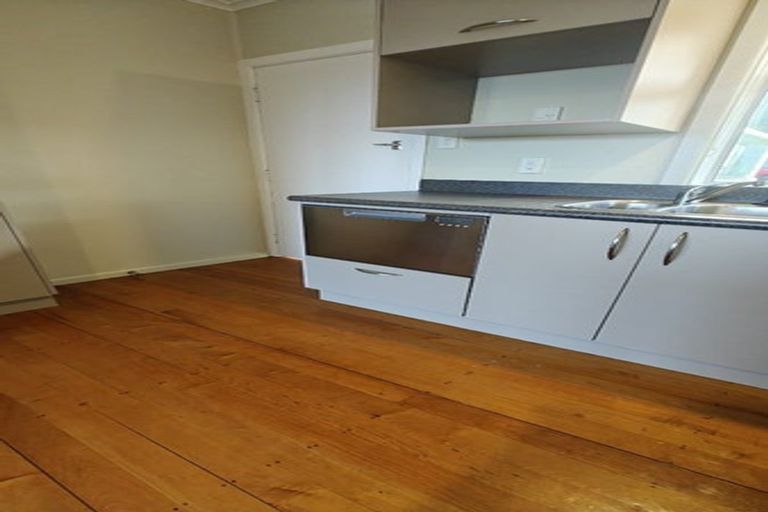 Photo of property in 4/73 Castor Bay Road, Castor Bay, Auckland, 0620