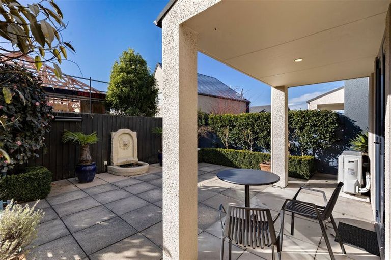 Photo of property in 77 Holly Road, St Albans, Christchurch, 8014