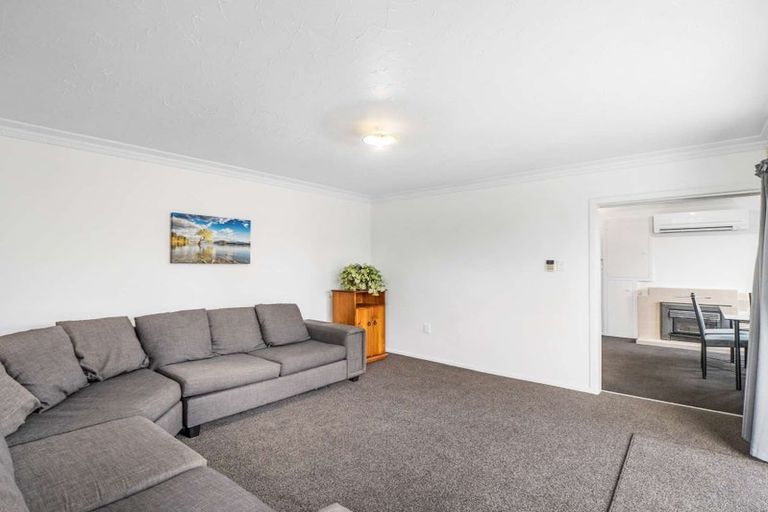 Photo of property in 402 Yaldhurst Road, Russley, Christchurch, 8042