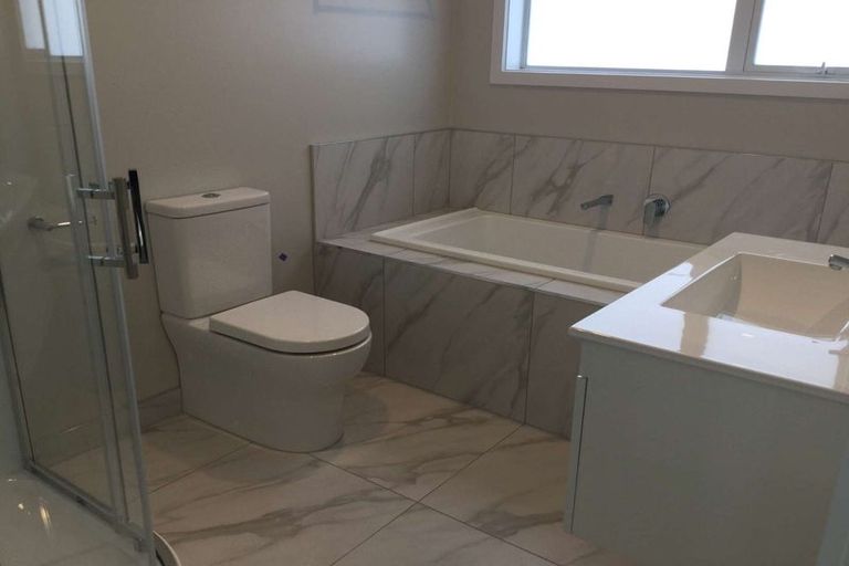 Photo of property in 18 Ridgeview Close, Red Beach, 0932