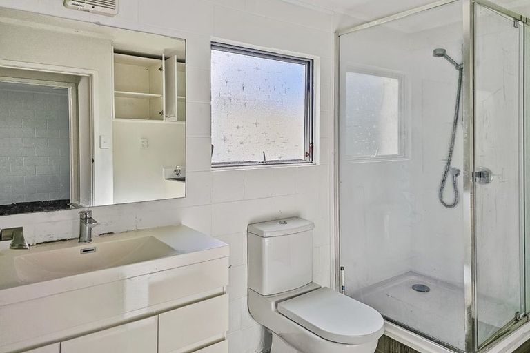 Photo of property in 15 Queen Mary Avenue, New Lynn, Auckland, 0600