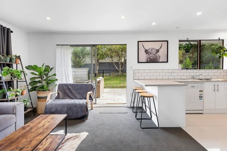 Photo of property in 27 Akaroa Drive, Maupuia, Wellington, 6022