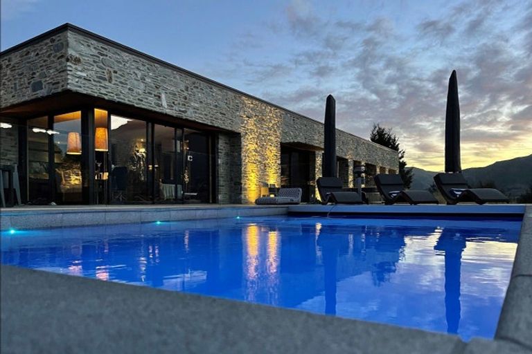 Photo of property in 12 Minaret Ridge, Wanaka, 9305