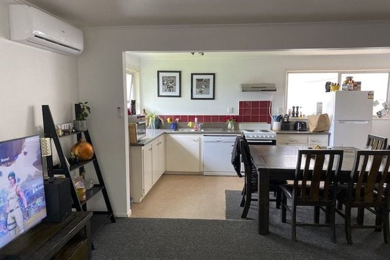 Photo of property in 70 Hellyers Street, Birkdale, Auckland, 0626