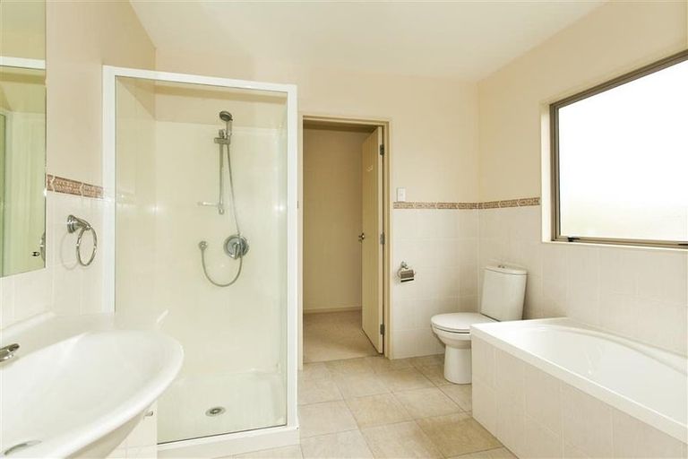 Photo of property in 8 Scarboro Terrace, Murrays Bay, Auckland, 0630