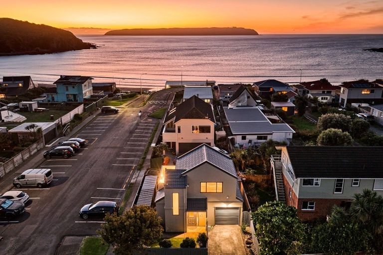 Photo of property in 2 Toms Road, Titahi Bay, Porirua, 5022