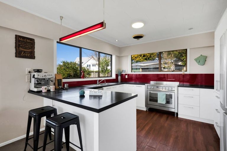 Photo of property in 323 Mangorei Road, Merrilands, New Plymouth, 4312