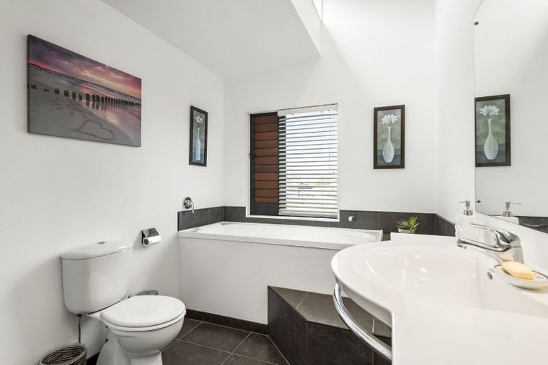 Photo of property in 3/71 Pupuke Road, Northcote, Auckland, 0627