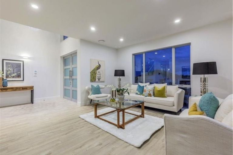 Photo of property in 10 Ian Gordon Lane, Orewa, 0931