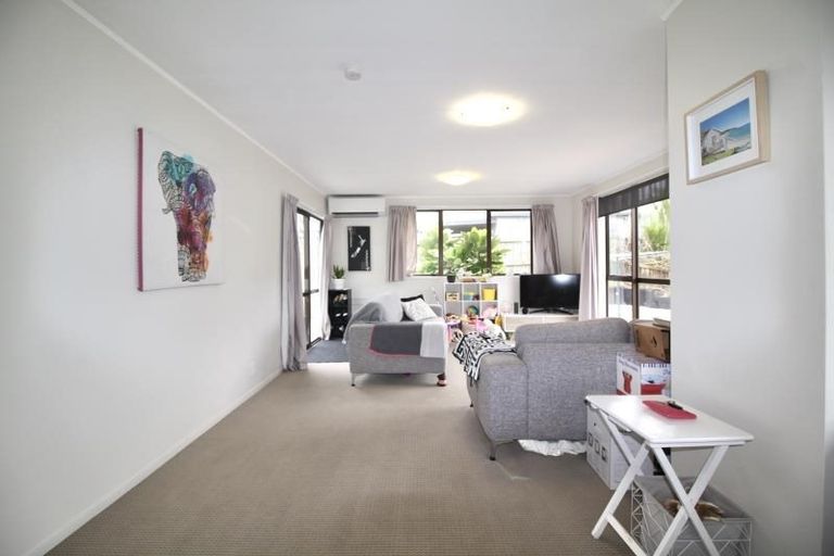 Photo of property in 8 Louise Place, West Harbour, Auckland, 0618