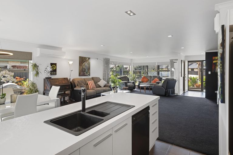 Photo of property in 18 Resolution Place, One Tree Point, 0118