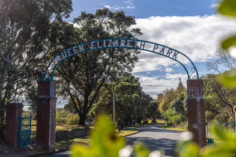 Photo of property in 166 Wellington Road, Paekakariki, 5034