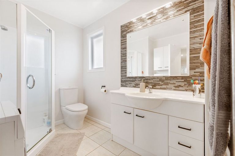 Photo of property in 3 Rewarewa Road, Te Atatu Peninsula, Auckland, 0610