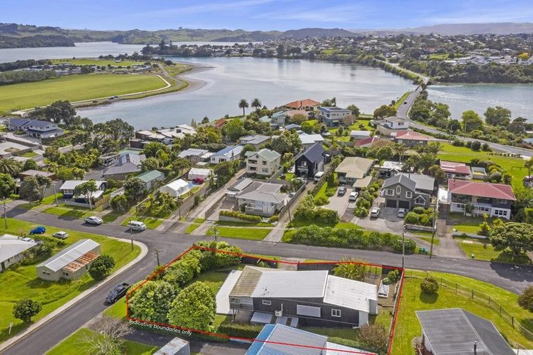 Photo of property in 2 Taipari Avenue, Raglan, 3225
