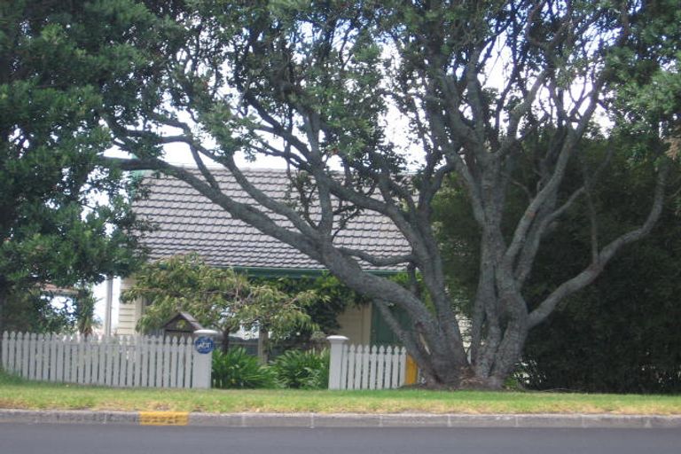Photo of property in 1/353 Glenfield Road, Glenfield, Auckland, 0629