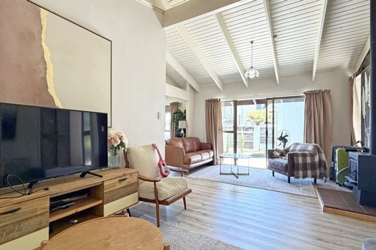Photo of property in 5 Holyoake Place, Chatswood, Auckland, 0626