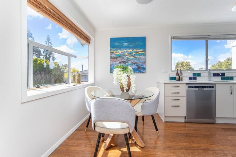 Photo of property in 90 Lantana Road, Green Bay, Auckland, 0604