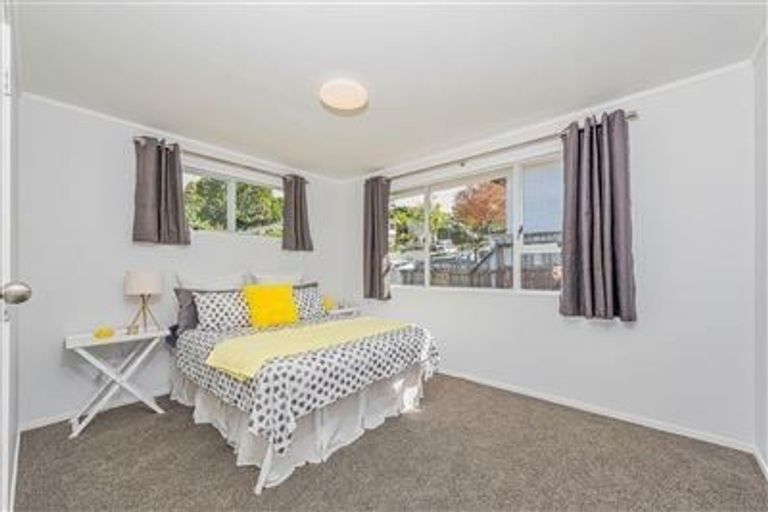 Photo of property in 1/26 Kemp Road, Massey, Auckland, 0614