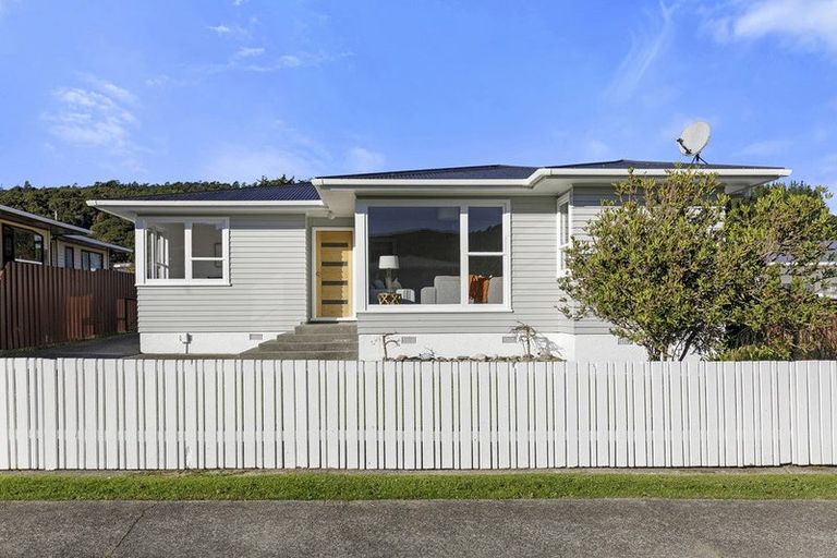 Photo of property in 40 Momona Street, Wainuiomata, Lower Hutt, 5014