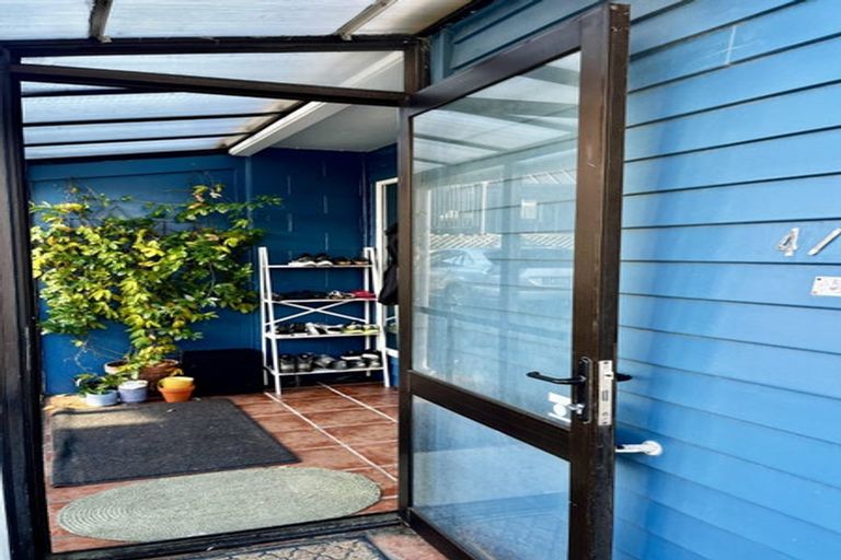 Photo of property in 4/30 Lyall Parade, Lyall Bay, Wellington, 6022